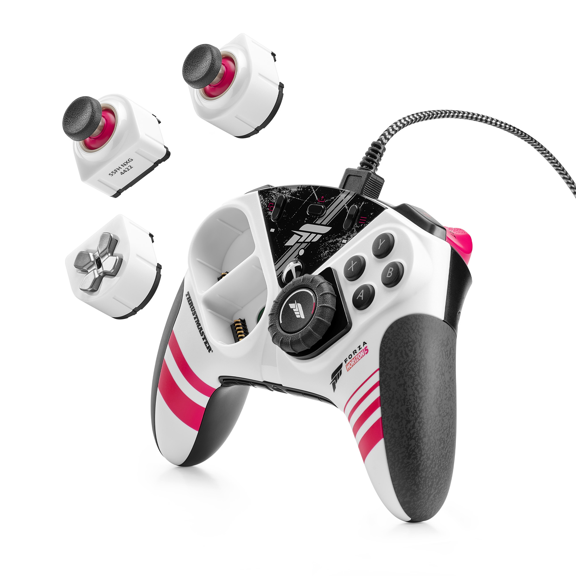 Ein weißer Gaming-Controller mit austauschbaren Teilen, die verschiedene Stick- und Knopfdesigns zeigen.
