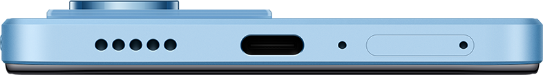 Egy világoskék telefon aljának közeli képe hangszórókkal, USB-C porttal és nyílással.