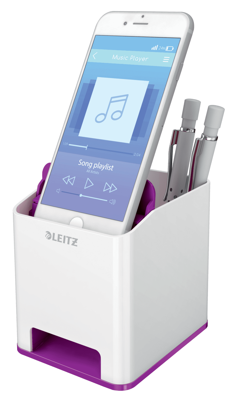 Fehér telefon fehér tartóban, tollakkal. A telefon képernyőjén egy zenelejátszó felület látható.