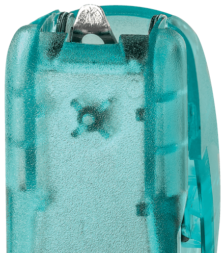 Egy kék tűzőgép tűzőmechanizmusának közeli képe.