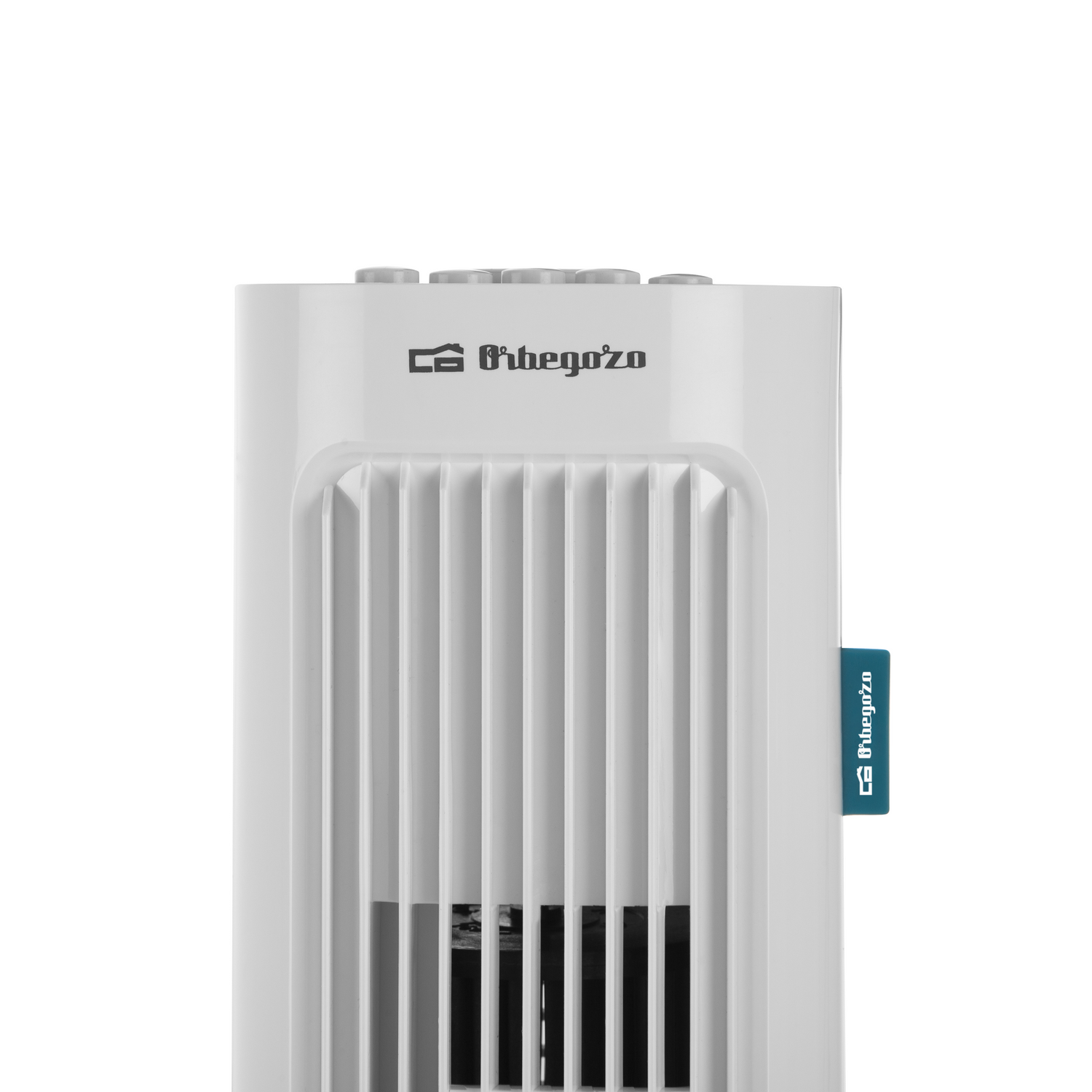 Ventilador de torre blanco con lamas verticales y logotipo, aislado.