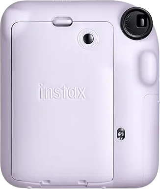 Rückseite einer hellvioletten Instax-Kamera, mit Instax-Logo und Filmtür.