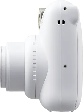 Weiße Instax-Kamera, Seitenansicht. Schwarzes Objektiv und Details an der Seite, Aus- und Einschalter.