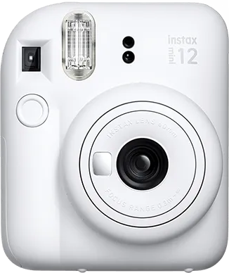 Weiße Instax Mini 12 Kamera, Vorderansicht, mit Blitz und Objektiv sichtbar.