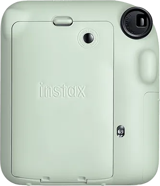 Rückseite einer hellgrünen Instax-Kamera. Sie hat eine Tür und ein Objektiv.