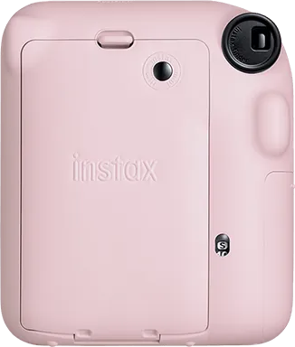 Rückansicht einer pinken Instax-Kamera mit Logo und Klappe.