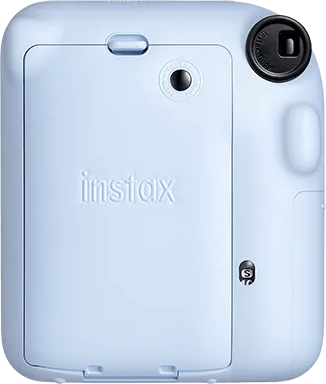 Eine hellblaue Instax-Kamera-Rückseite mit Instax-Logo. Sie hat einen kleinen Sucher und eine 'S'-Taste.