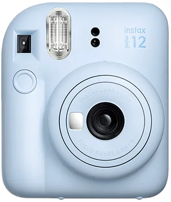 Hellblaue Instax Mini 12 Kamera. Sie hat ein Objektiv und einen Blitz. Ein Ein-/Ausschalter und andere Bedienelemente sind vorhanden.