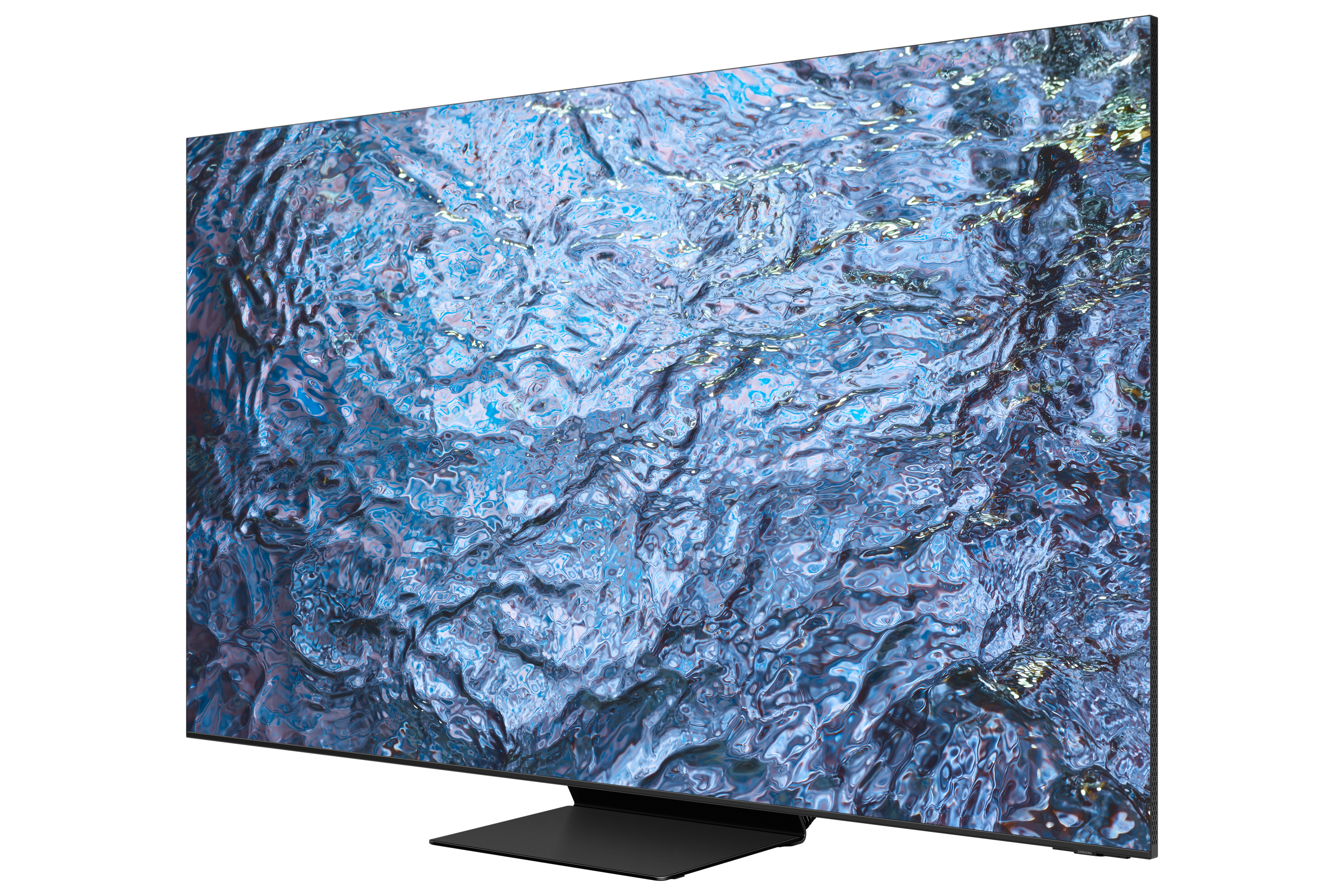 Ein großer Fernseher zeigt ein strukturiertes blaues Muster auf weißem Hintergrund. Der Fernseher steht auf einem schwarzen Ständer.
