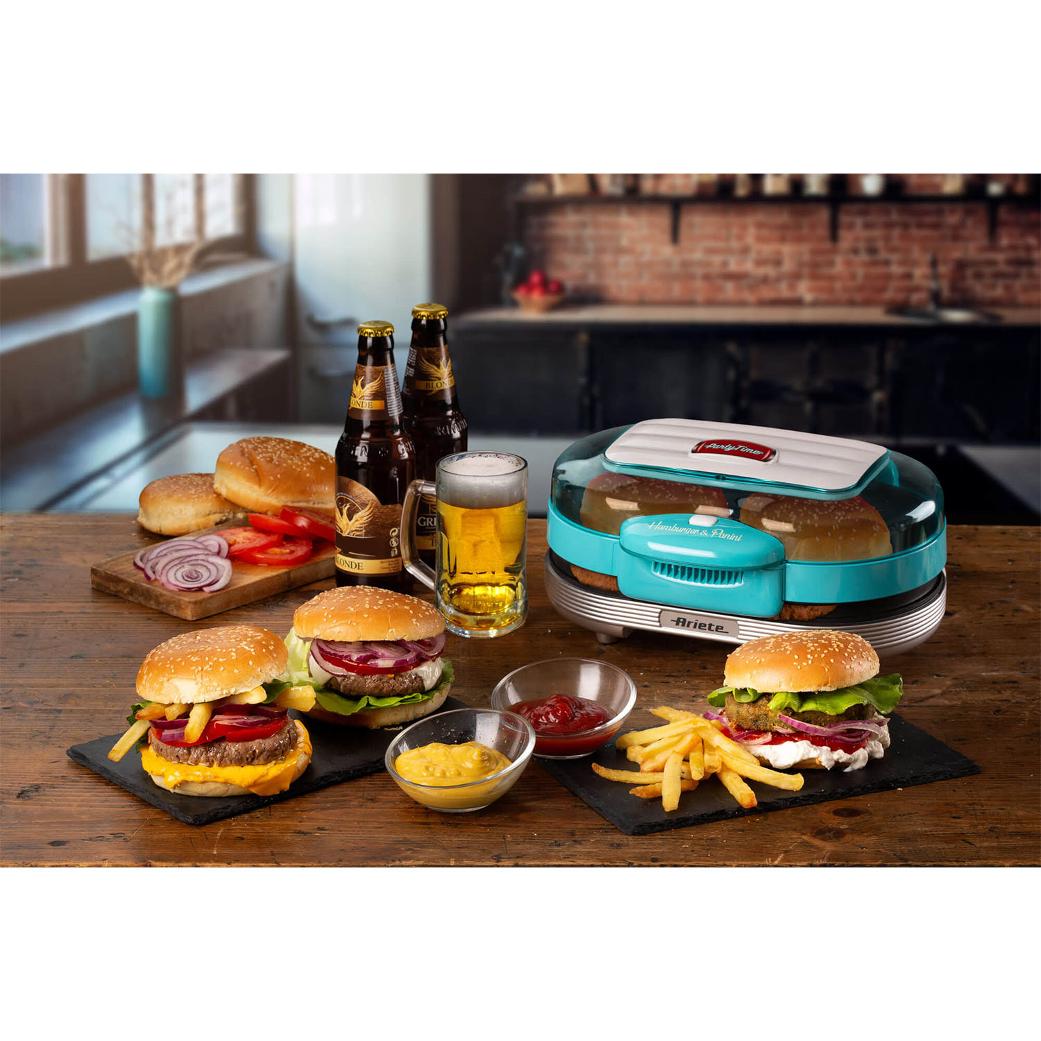Hamburger, birre e uno scaldaburger su un tavolo di legno in un ambiente cucina.