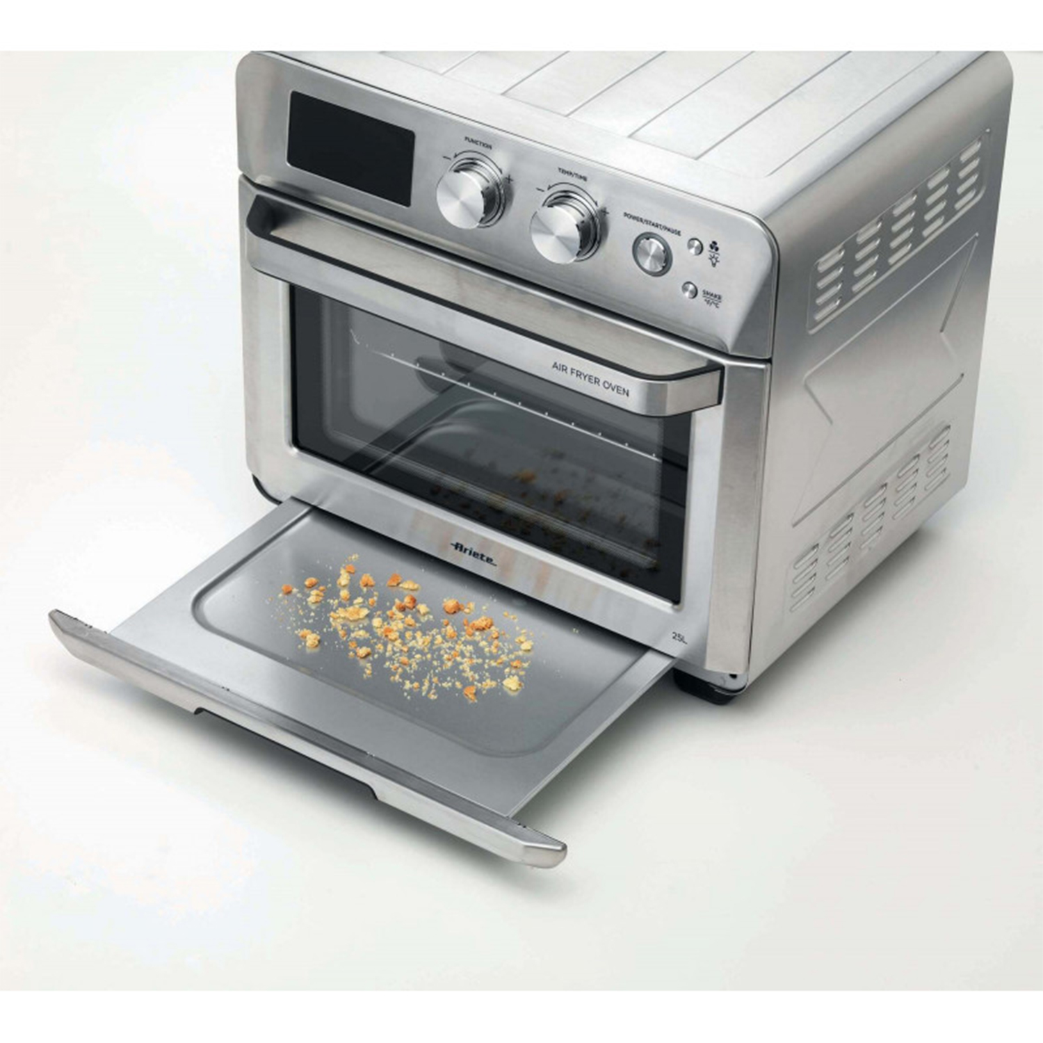 Forno friggitrice ad aria argentato con vassoio aperto. Briciole visibili sul vassoio.
