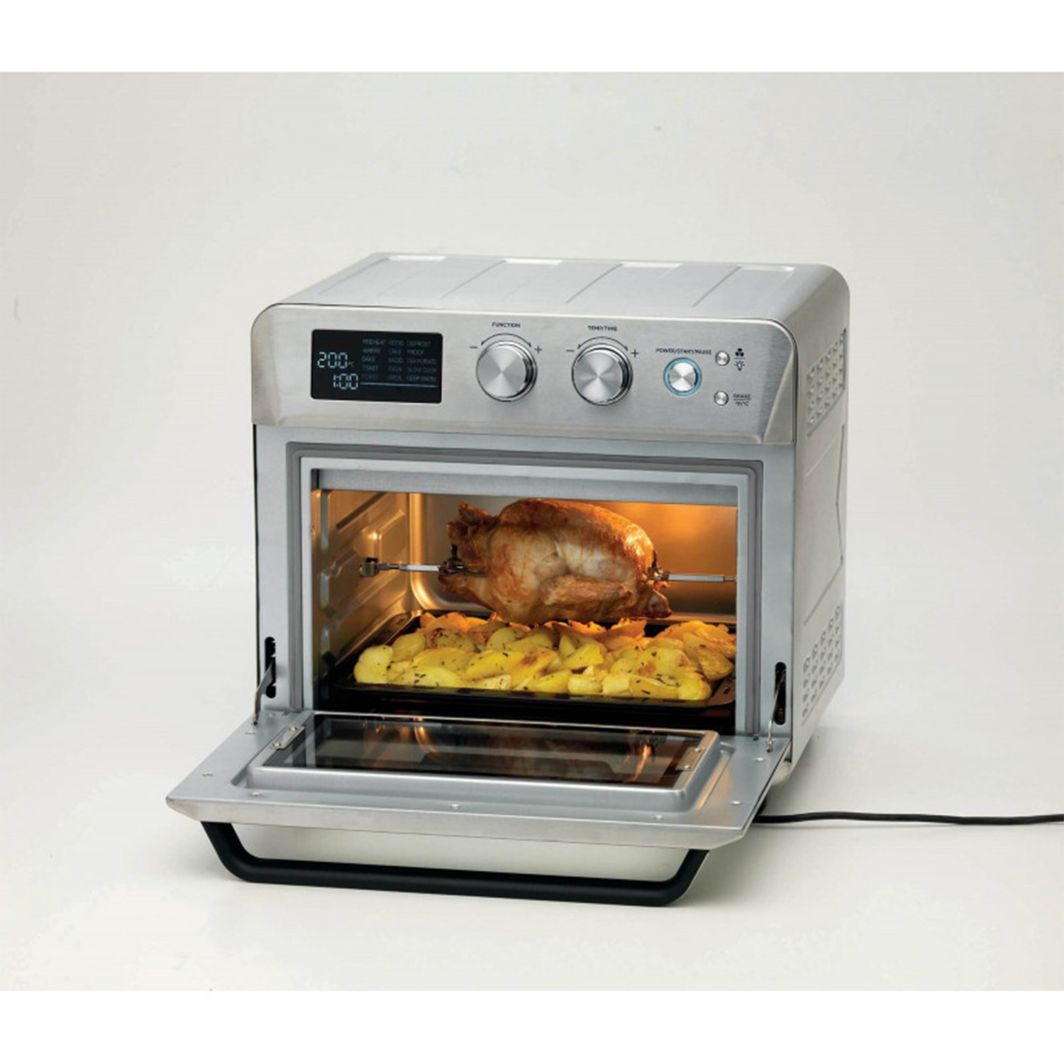 Una friggitrice ad aria argentata aperta con un pollo arrosto e patate all'interno.