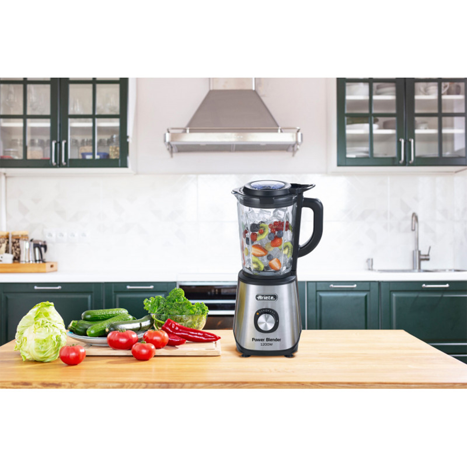 Un frullatore con frutta all'interno, verdure su un tavolo di legno e uno sfondo di cucina.
