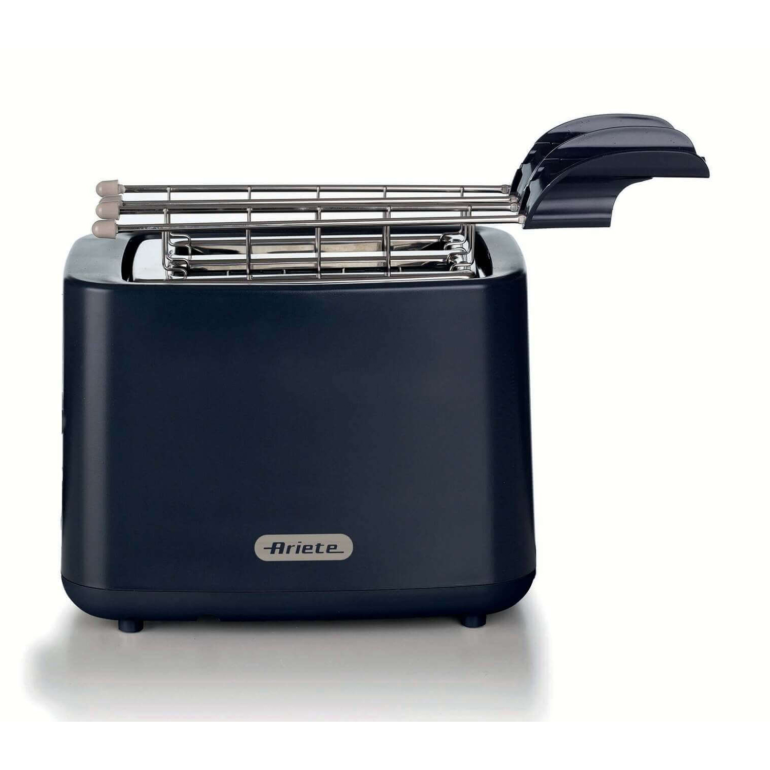 Un tostapane blu navy con dettagli cromati. Il toast esce, con il logo Ariete sul davanti.