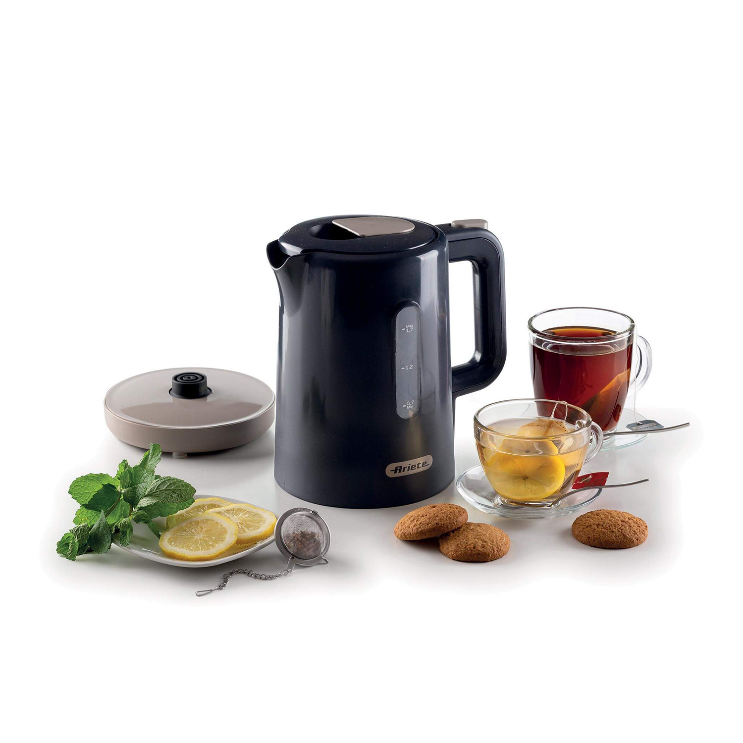 Bollitore elettrico nero con tè e biscotti.