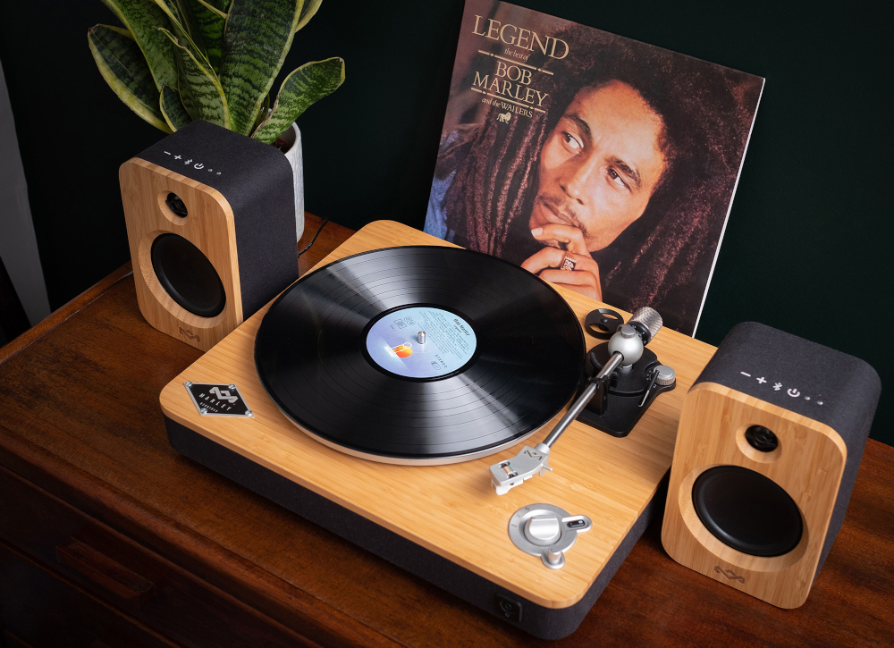 Une platine avec des enceintes, un disque en cours de lecture et une pochette d'album de Bob Marley.