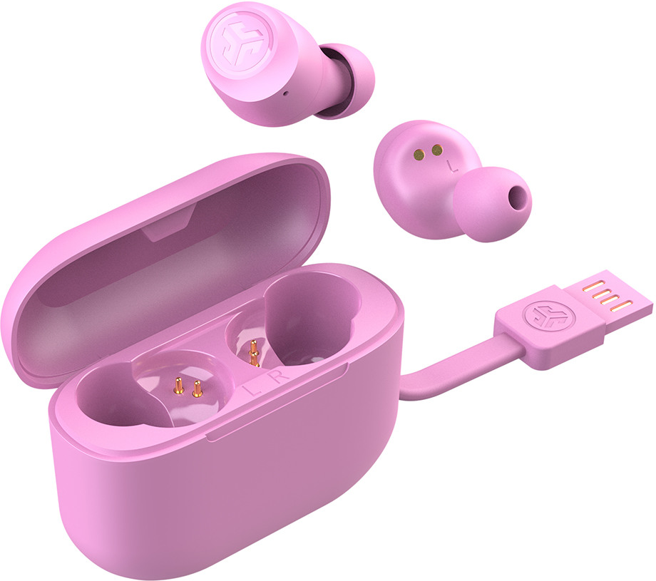 Écouteurs sans fil roses et étui de chargement. Un câble USB-C est connecté.