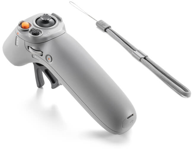 Grauer Drohnen-Controller mit orangefarbenen Akzenten und Handschlaufe auf weißem Hintergrund. Knöpfe und Joystick sichtbar.