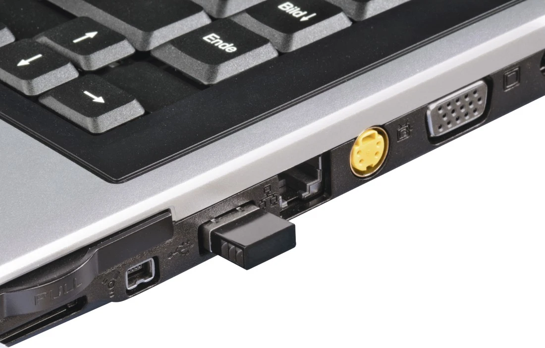 Nahaufnahme der Seite eines Laptops mit eingestecktem USB-Stick und anderen Anschlüssen.