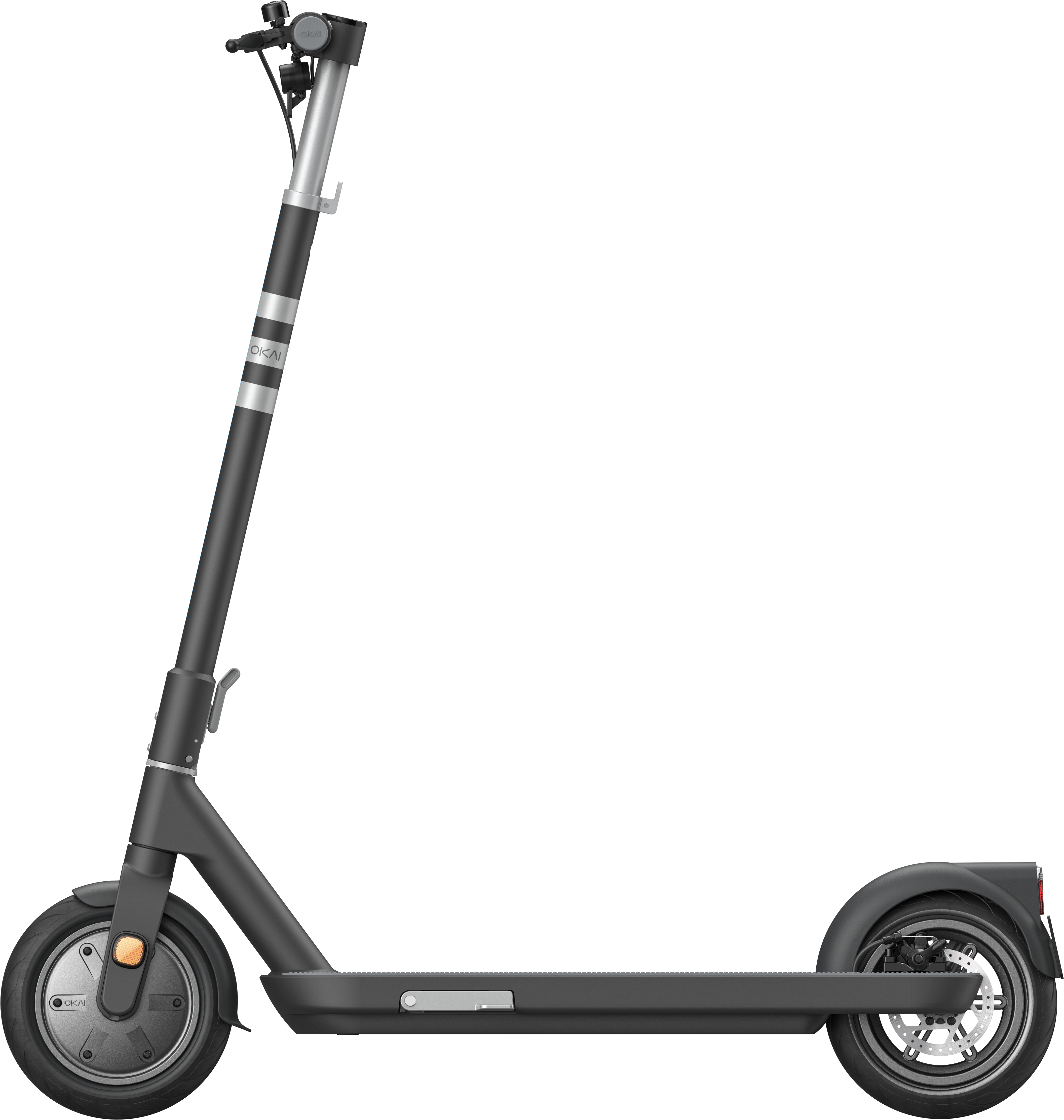 Fekete elektromos roller ezüst kormánnyal és narancssárga kerékkel. Fekete háttér.