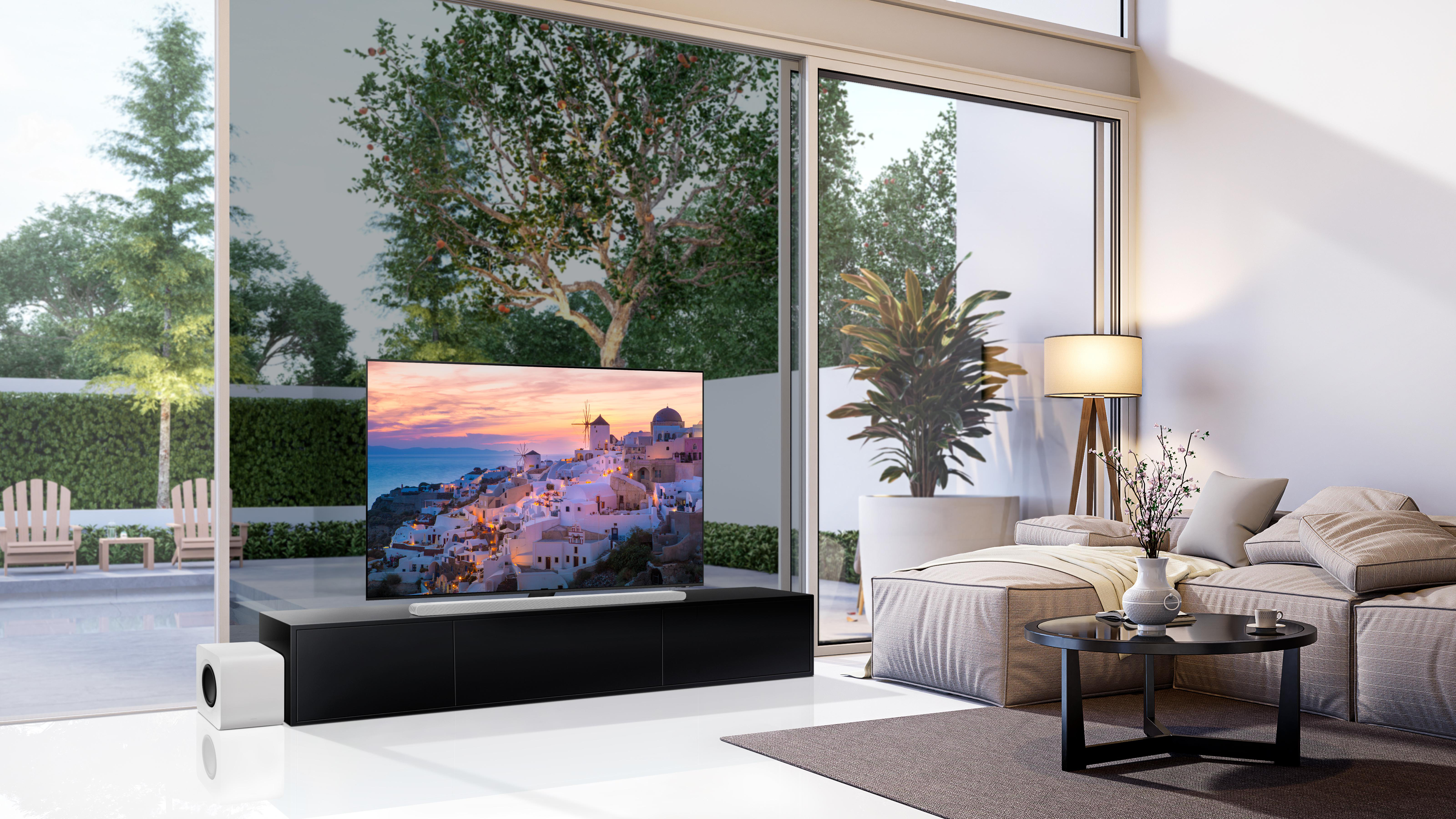 Ein modernes Wohnzimmer mit einem großen Fernseher, der eine malerische Landschaft zeigt.