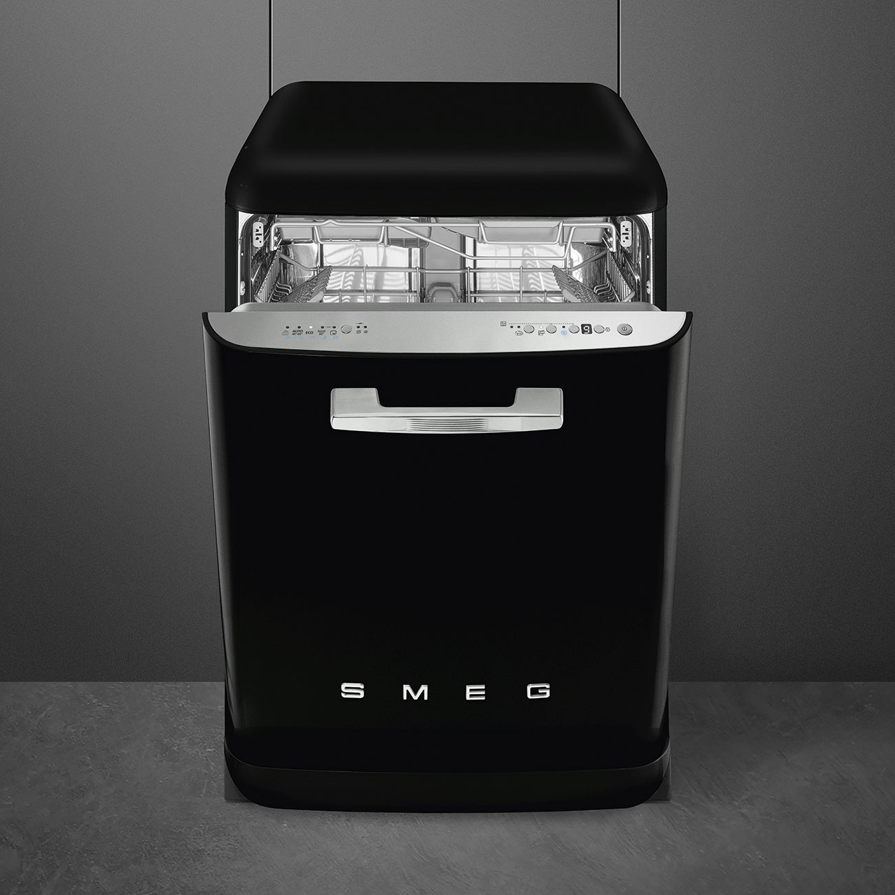 Ein schwarzer Smeg-Geschirrspüler mit offener Tür, der die Innenregale zeigt. Der Griff ist silberfarben, der Hintergrund ist dunkelgrau.
