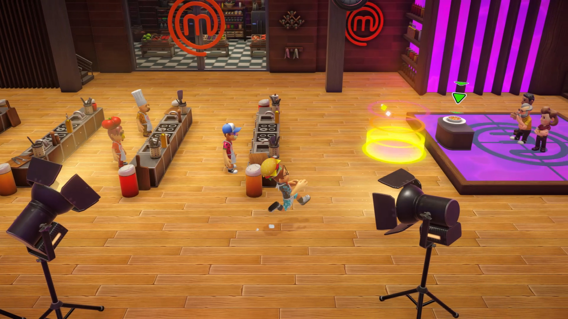 Una escena de juego, chefs cocinando y corriendo en una cocina con focos y el logo de MasterChef.