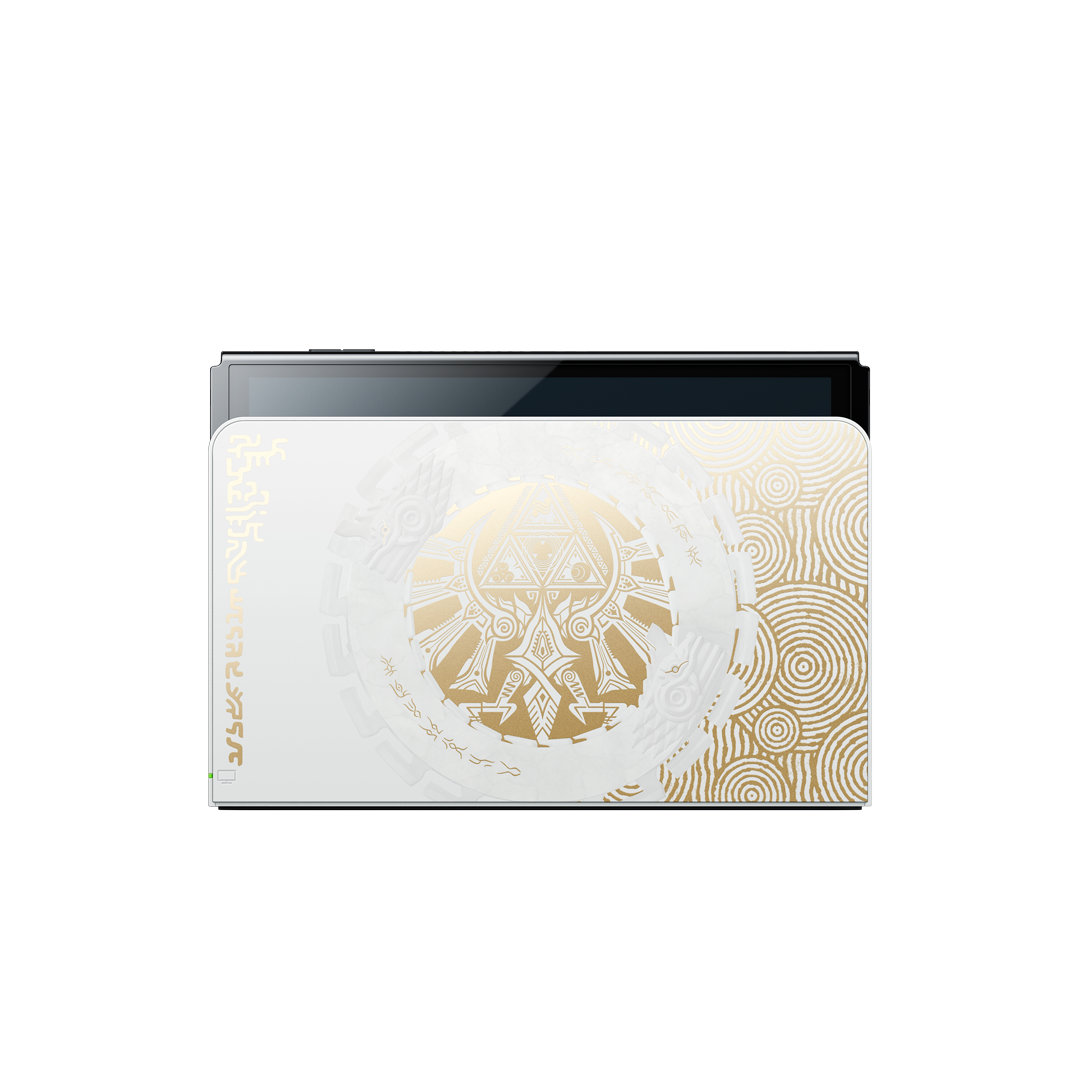 Una Nintendo Switch blanca con una funda estampada en la parte trasera, que muestra un diseño dorado.