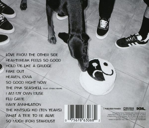 Egy fekete-fehér kép egy album borítójáról, kutyával, tortával és szöveggel, dalszövegekkel.