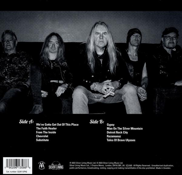 Rückseite eines Albums mit Bandmitgliedern, Text und Informationen.