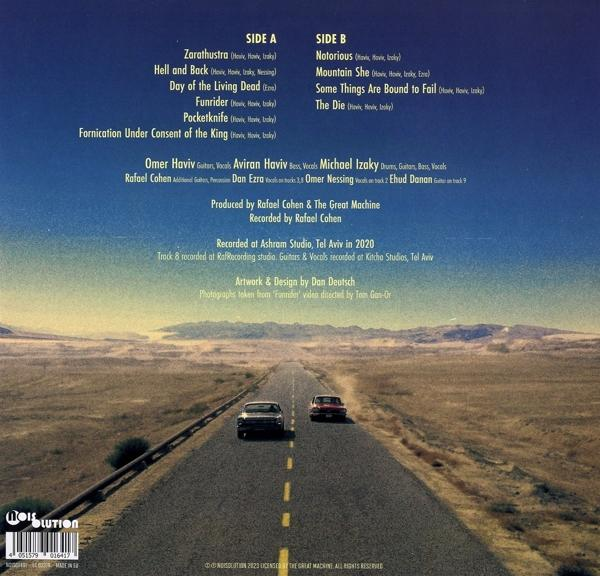 Albumcover mit einer Straße zum Horizont, zwei Autos und Text.