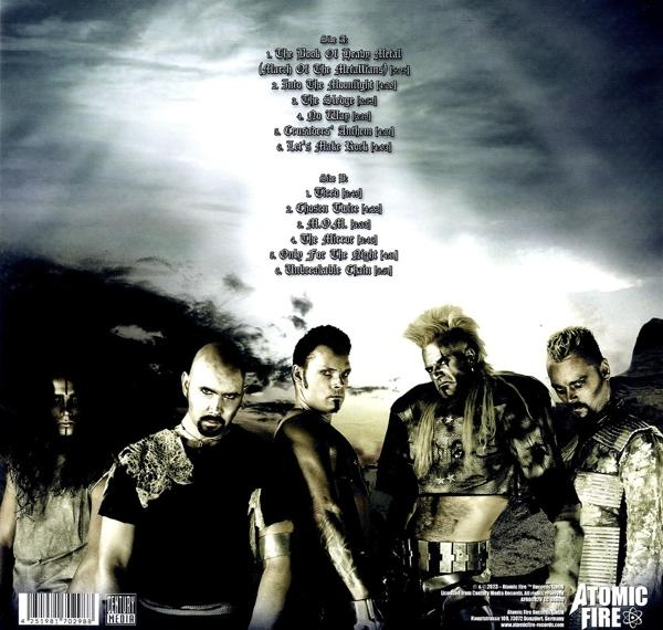 Die Rückseite eines Musikalbums mit Text und Bandmitgliedern unten.