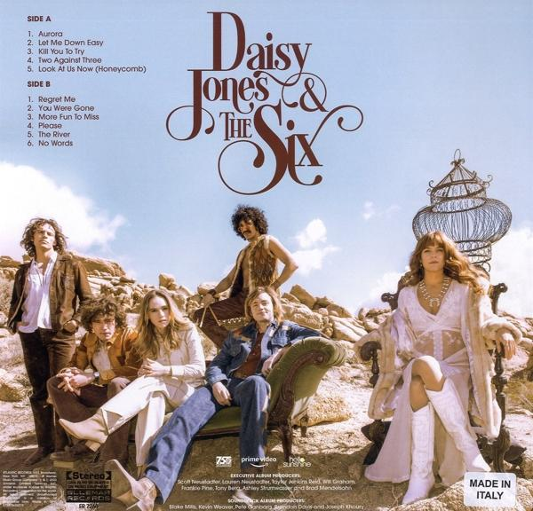 Albumcover von Daisy Jones & The Six, mit Bandmitgliedern vor Wüstenhintergrund.