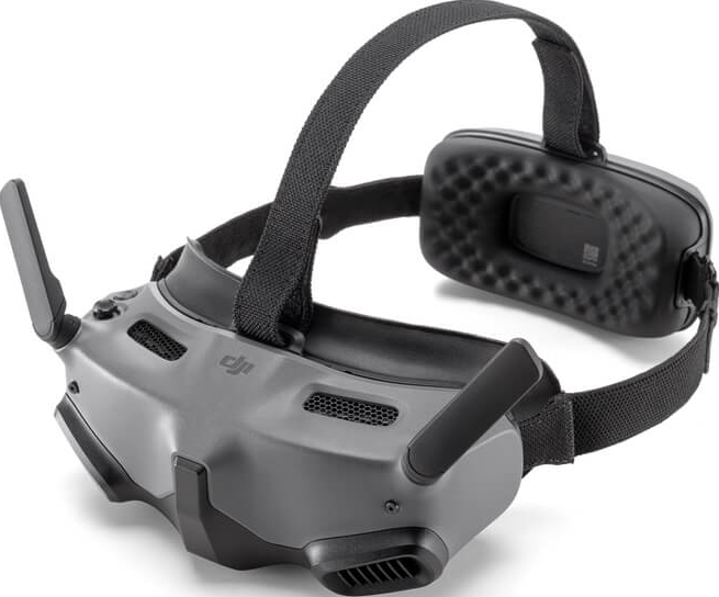 Casque VR, gris avec des sangles et des antennes noires. Il a un logo DJI.