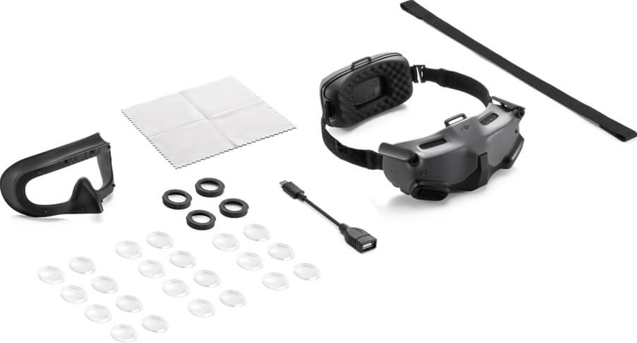 Un casque VR et ses accessoires sont soigneusement disposés. Comprend des lentilles, un chiffon de nettoyage et un câble de chargement.