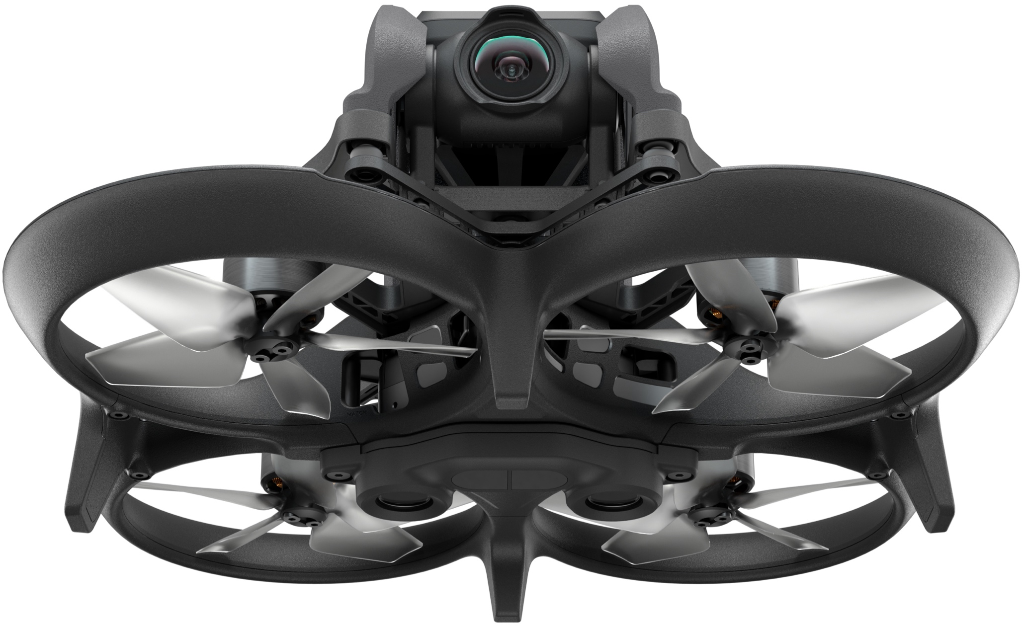Drone quadricottero nero con telecamera ed eliche, isolato su bianco.