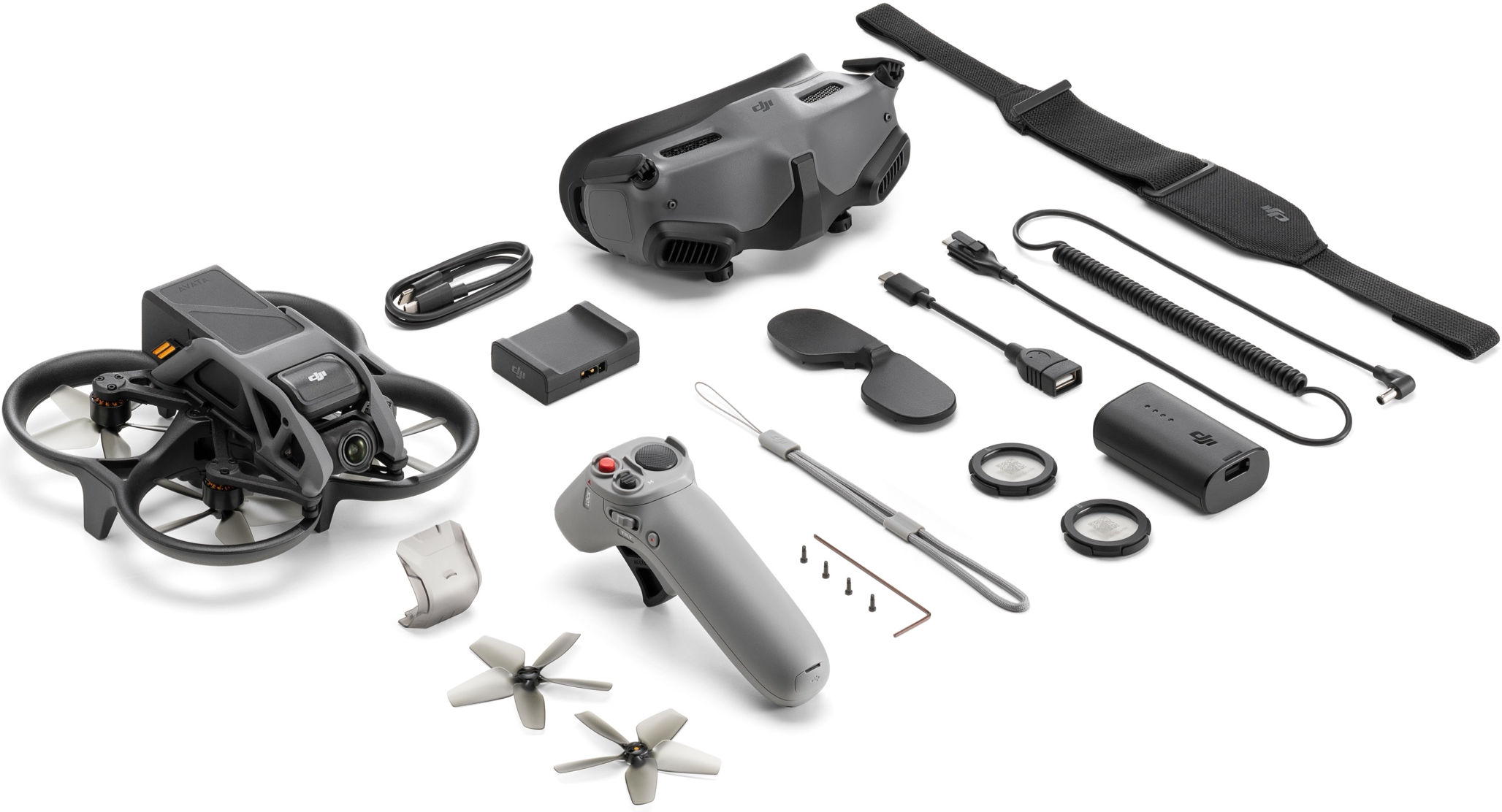 Drone, occhiali, controller e accessori su sfondo bianco.