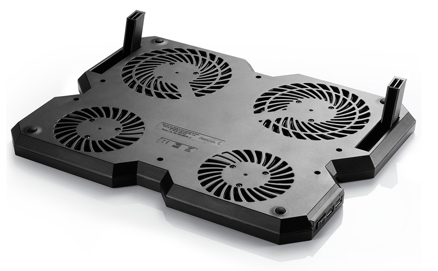 Egy fekete laptop hűtő négy ventilátorral felülről, fehér felületen.