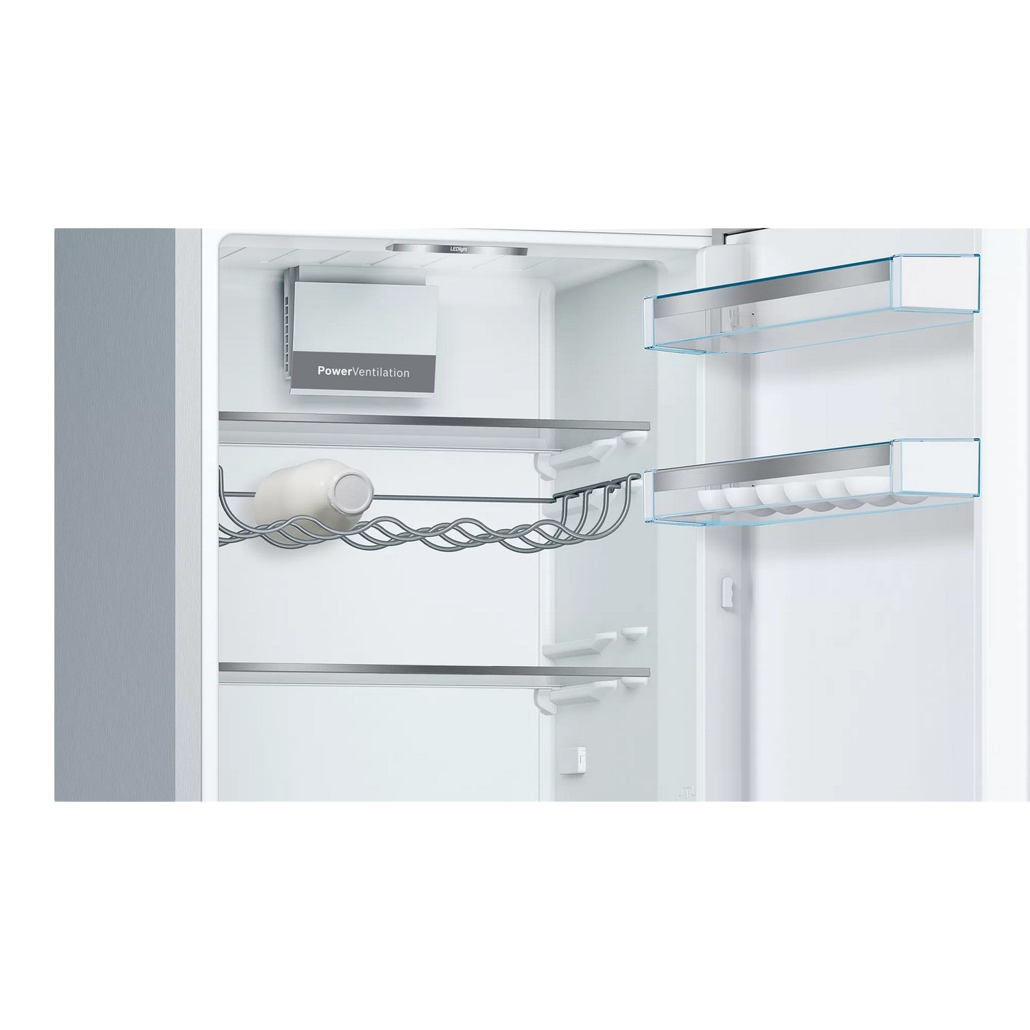 Open koelkastinterieur. Eierhouder, flessenhouder, planken en PowerVentilation zichtbaar.