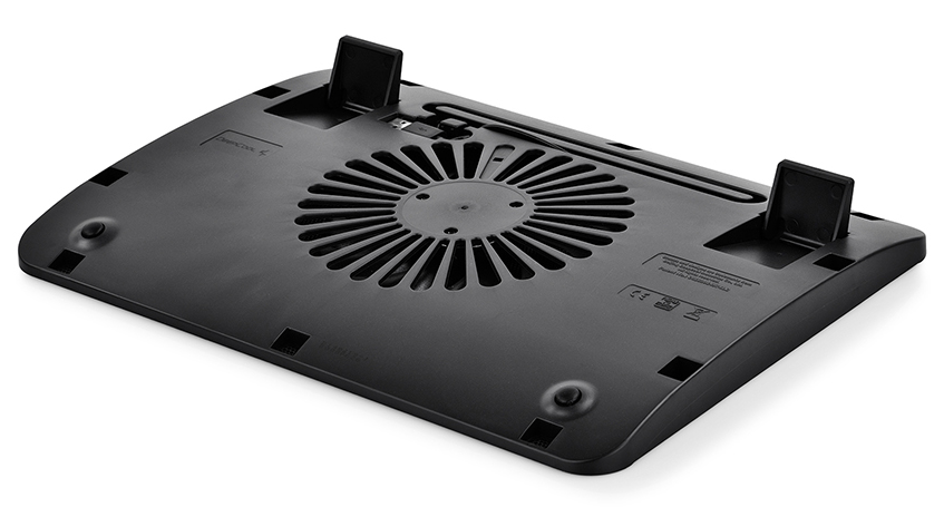 Fekete laptop hűtőpad. Az alján egy ventilátor és szellőzőnyílások találhatók.
