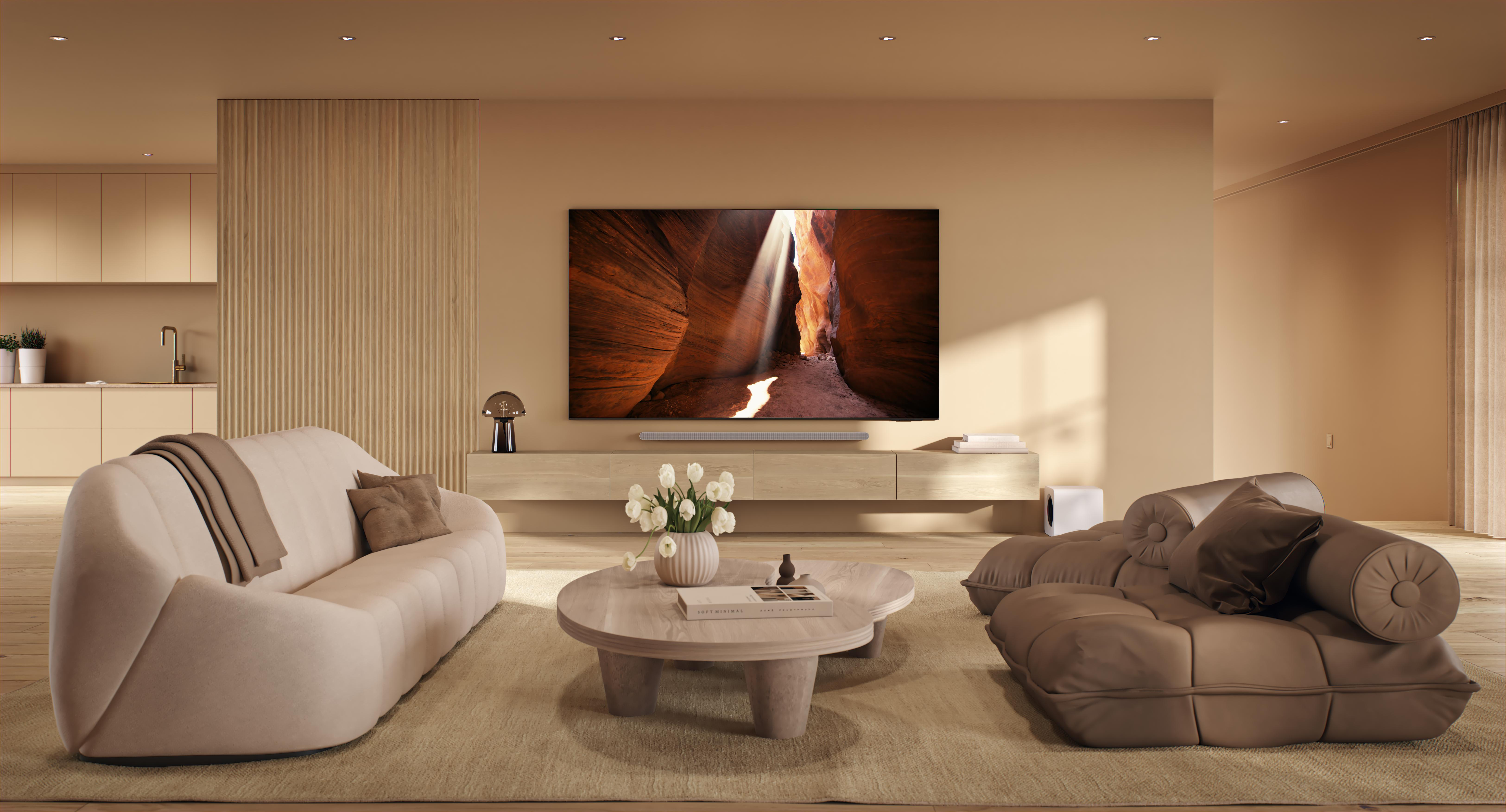 Wohnzimmer mit TV, Sofa und Couchtisch. Beige Töne dominieren den Raum.