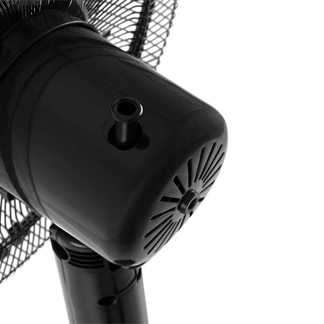 Un primer plano de un motor de ventilador eléctrico negro con un cuerpo redondeado y una rejilla de malla.