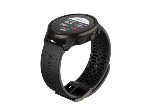 Schwarze Smartwatch mit dunklem Armband. Zeigt Zeit- und Herzfrequenzdaten.