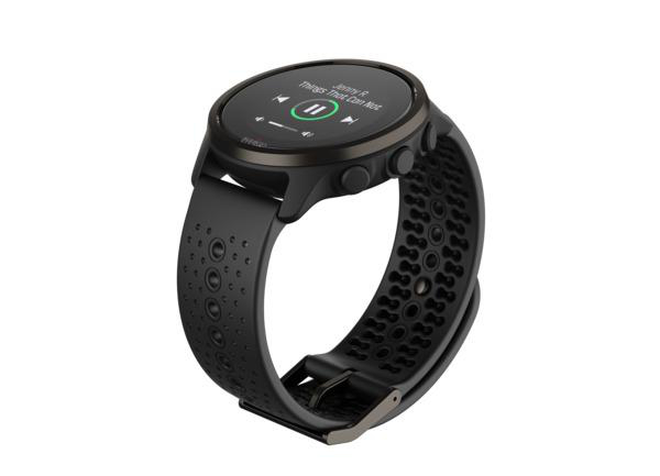 Schwarze Smartwatch mit schwarzem Armband. Bildschirm zeigt Musikoberfläche.