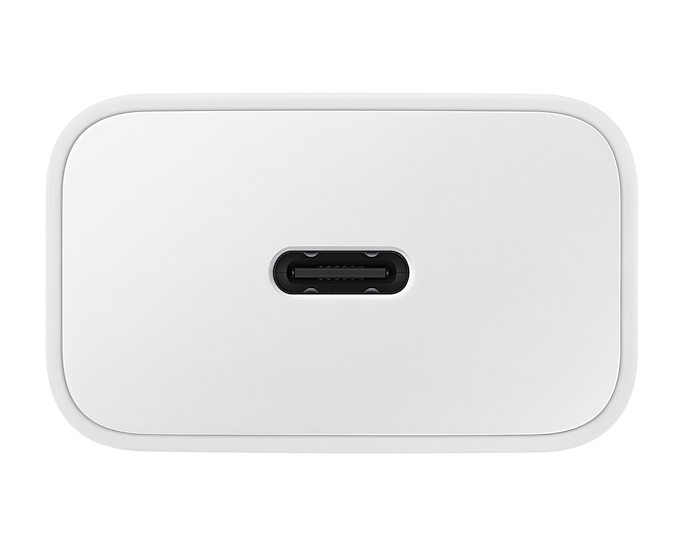 Cargador USB-C blanco con puerto USB-C, mostrando el conector y la superficie del cargador.