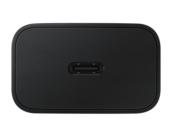 Cargador Samsung negro con puerto USB-C. El cargador es rectangular con bordes redondeados.