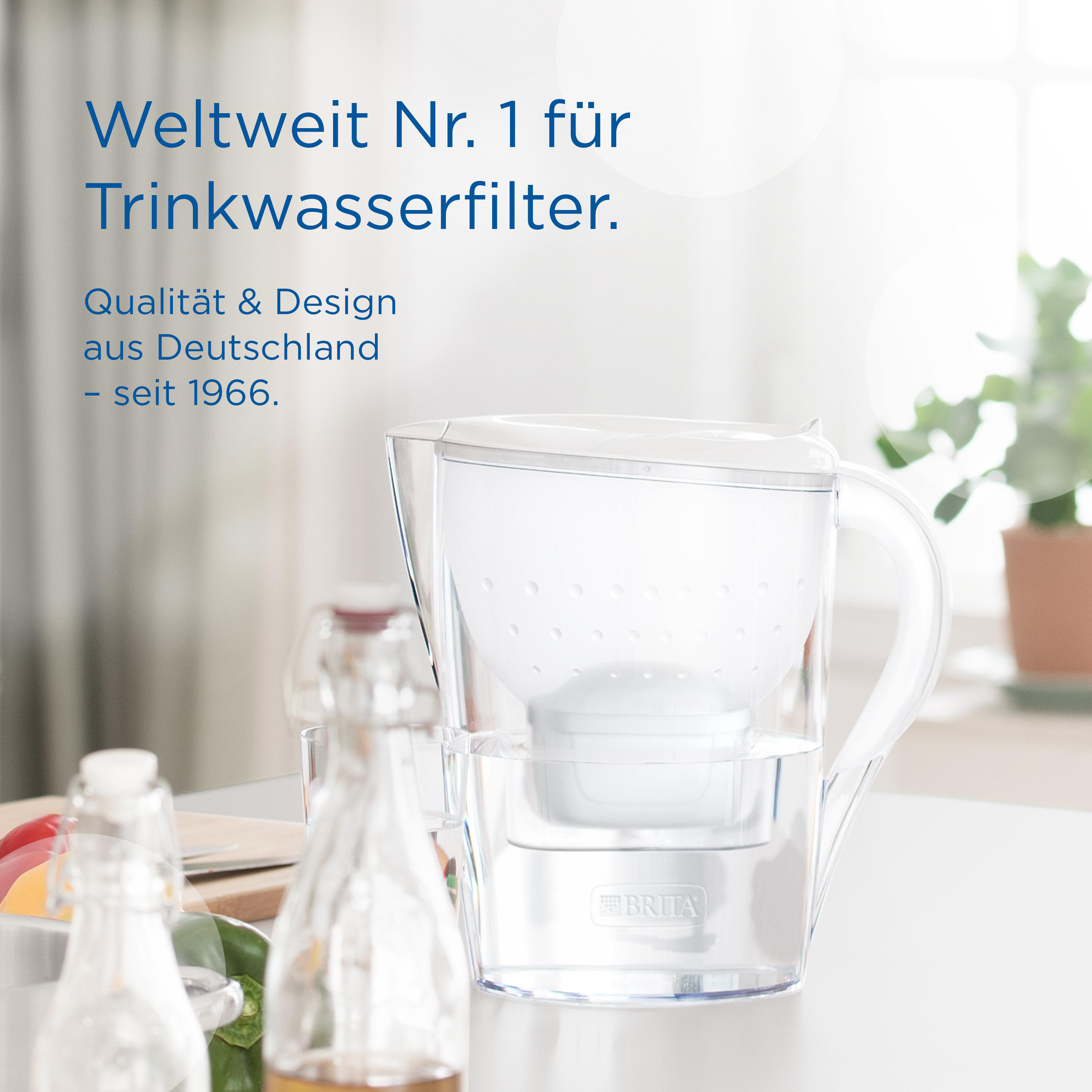 Ein weißer Wasserfilterkrug mit Wasser. Text sagt 'World No. 1'.