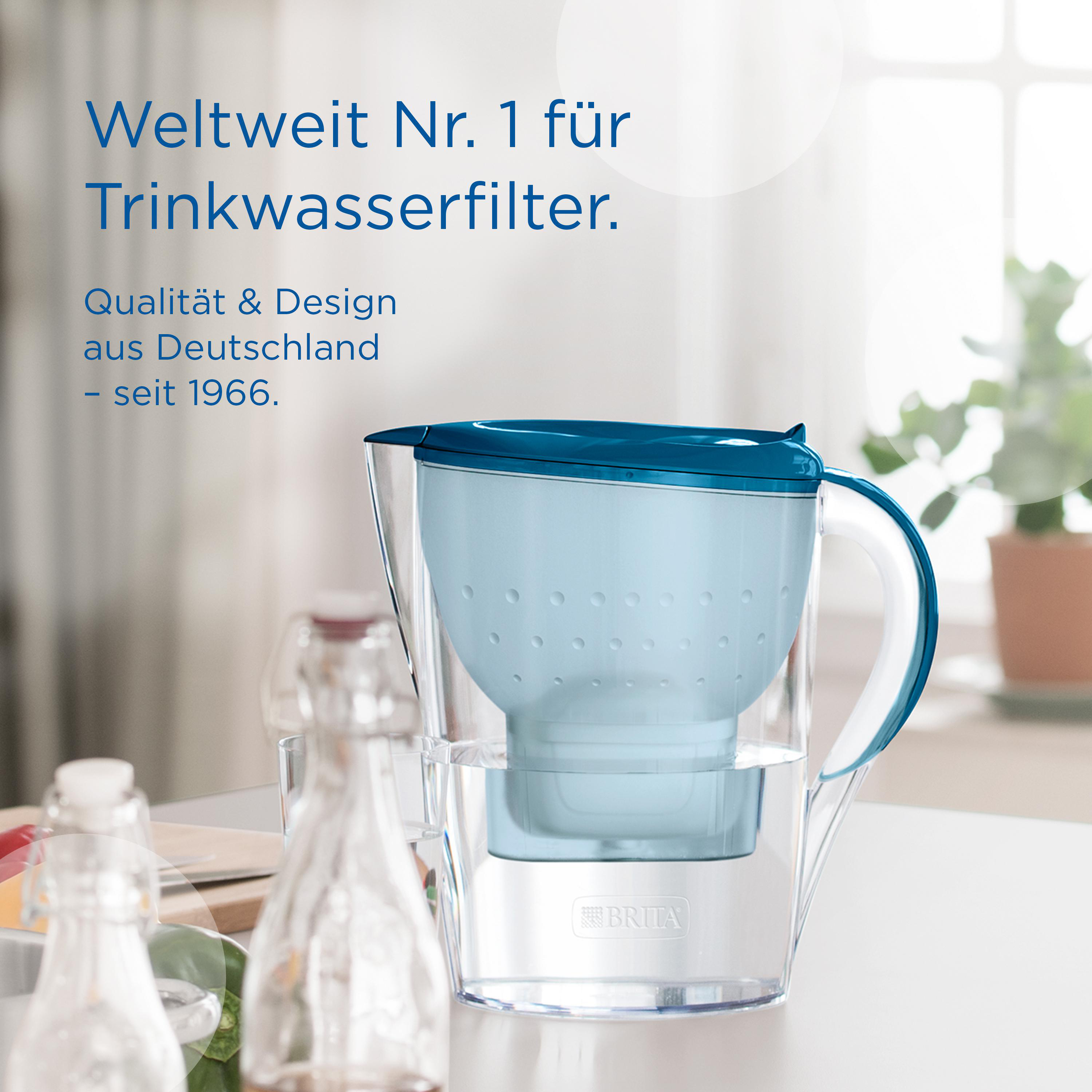 Ein blauer Wasserfilterkrug. Text: Weltweit Nr. 1 für Trinkwasserfilter. Qualität & Design aus Deutschland.
