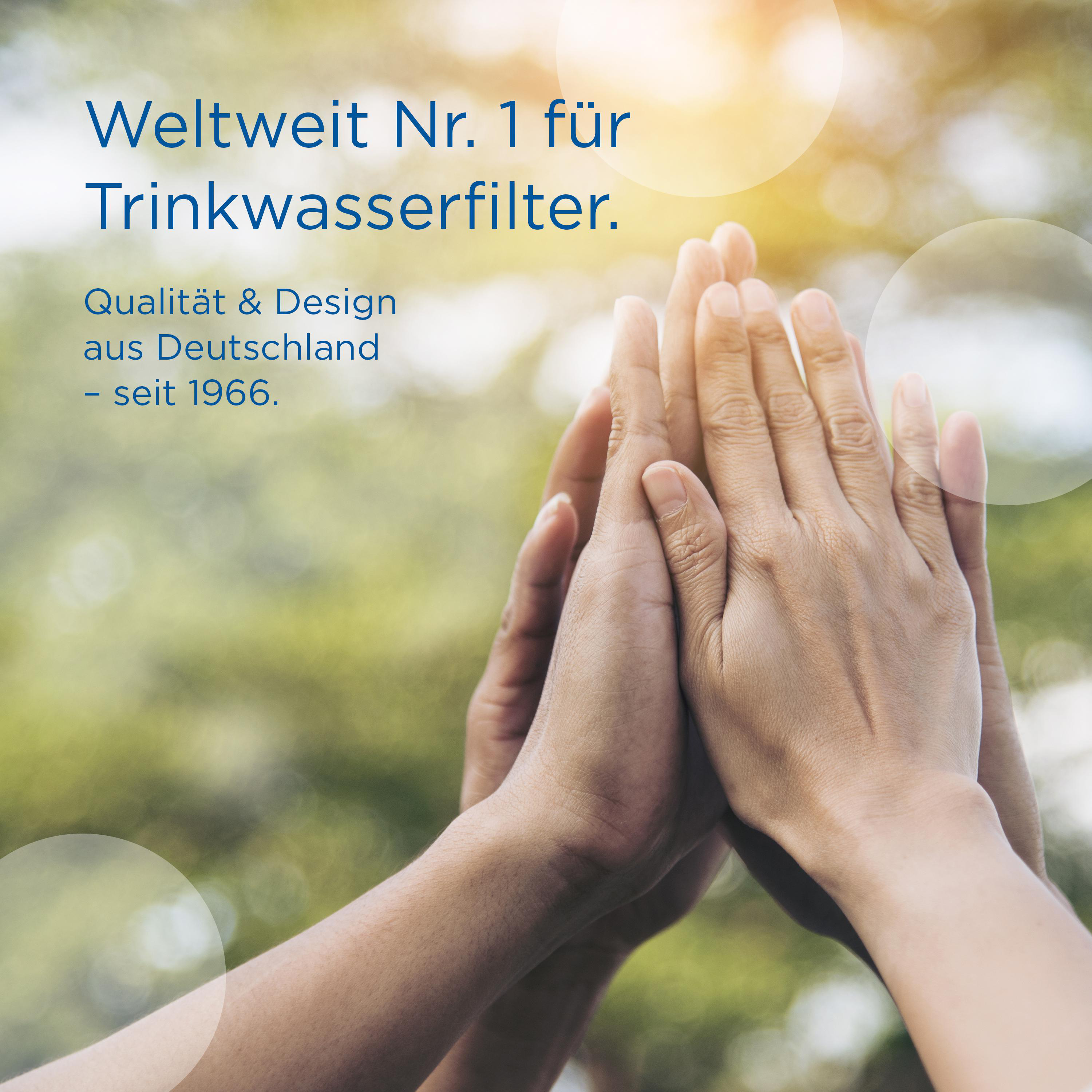Hände machen High Five mit Text im Hintergrund.