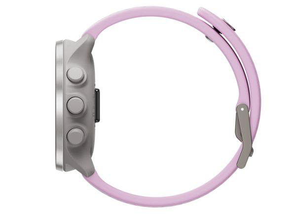 Eine Smartwatch mit lila Armband, Seitenansicht, zeigt Knöpfe und das Gehäuse der Uhr auf Weiß.